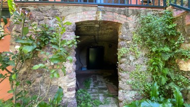 Casa adossada moblada de lloguer a Darnius de dues plantes i 3 habitacions.