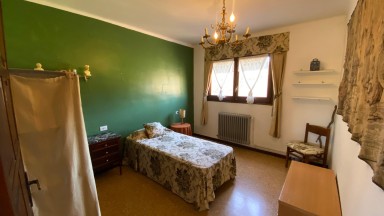 Casa adossada moblada de lloguer a Darnius de dues plantes i 3 habitacions.
