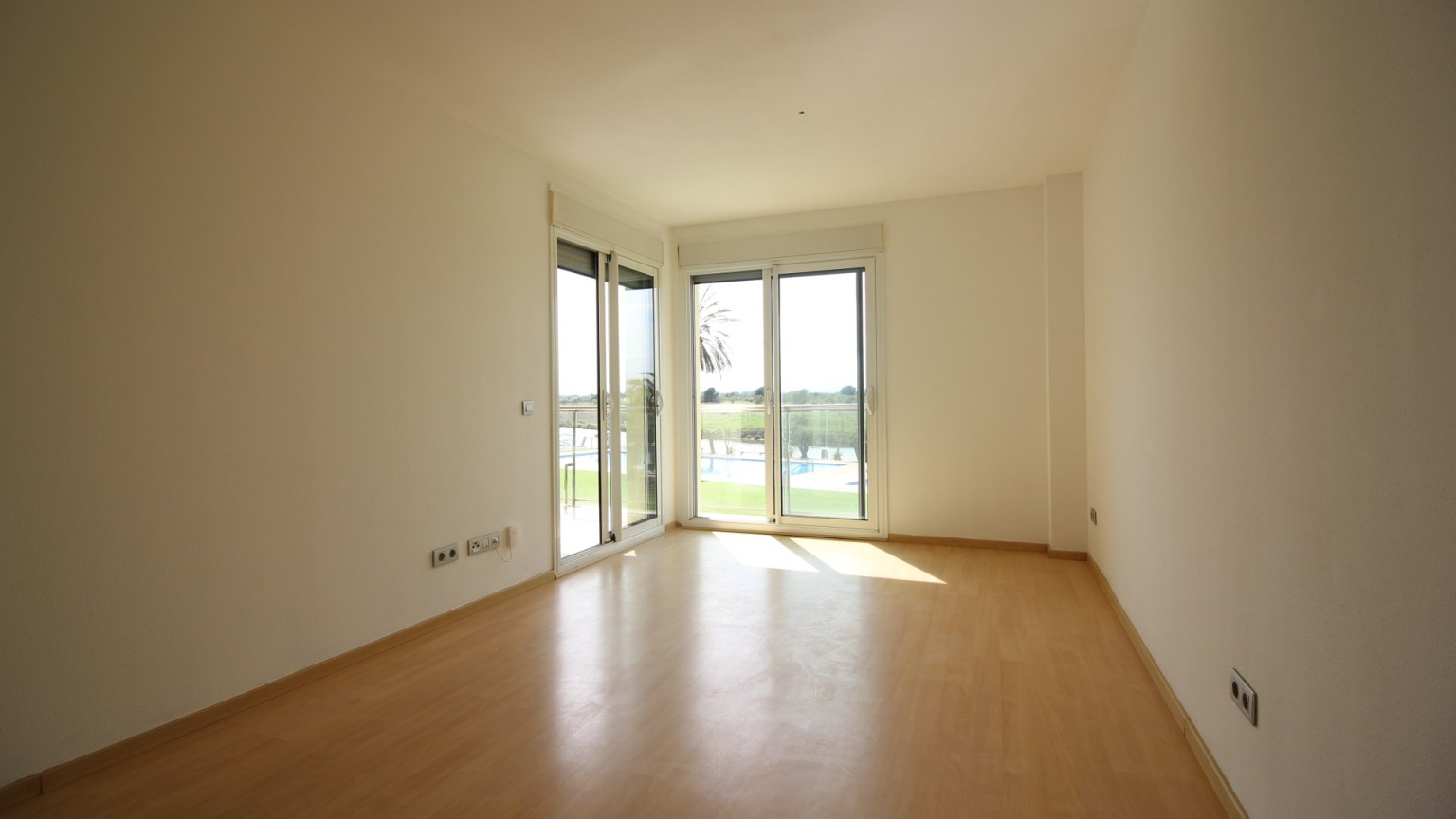 Appartement à vendre, complexe résidentiel Port Gran, avec deux chambres, parking et piscine commune.