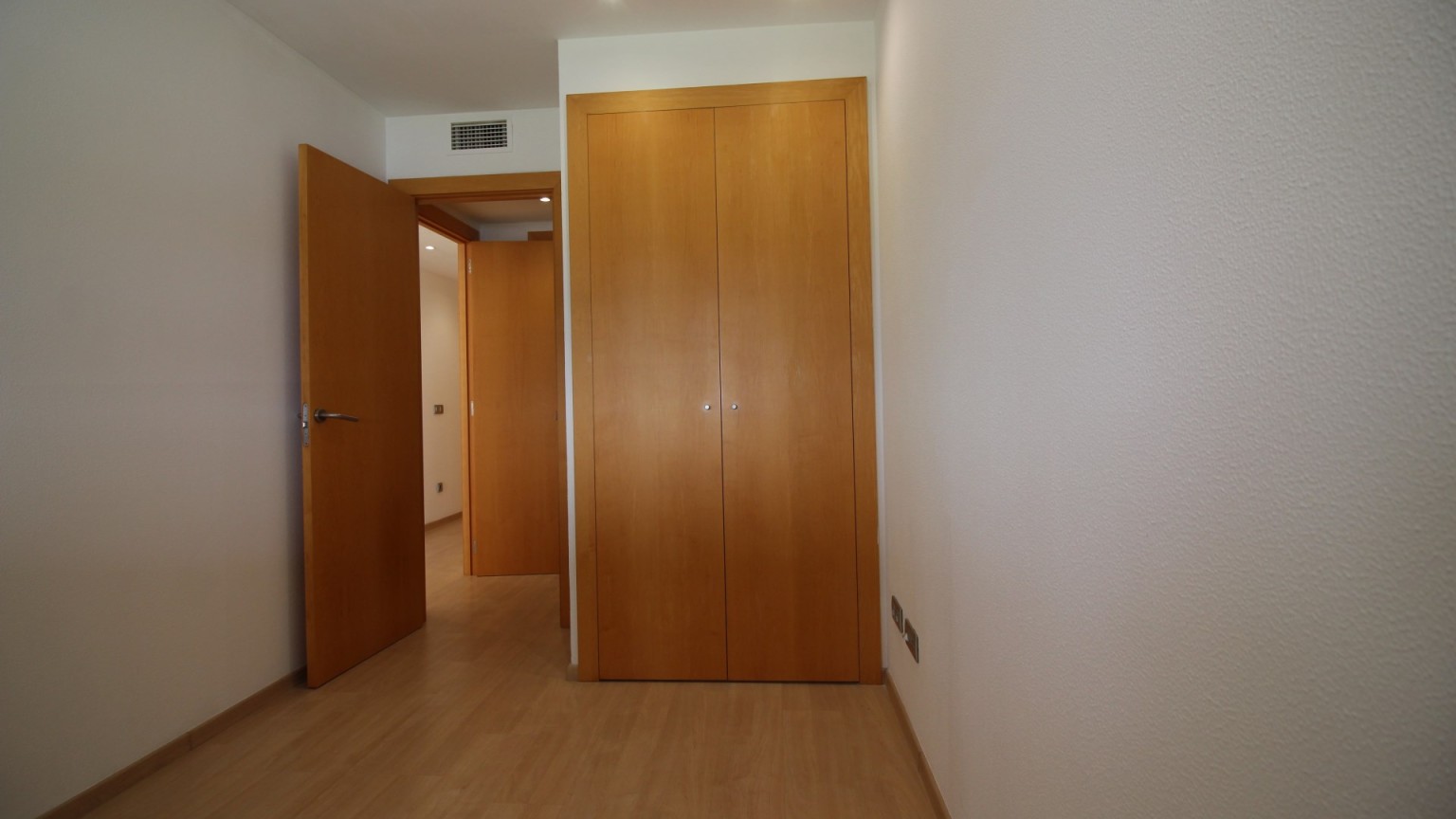 Appartement à vendre, complexe résidentiel Port Gran, avec deux chambres, parking et piscine commune.