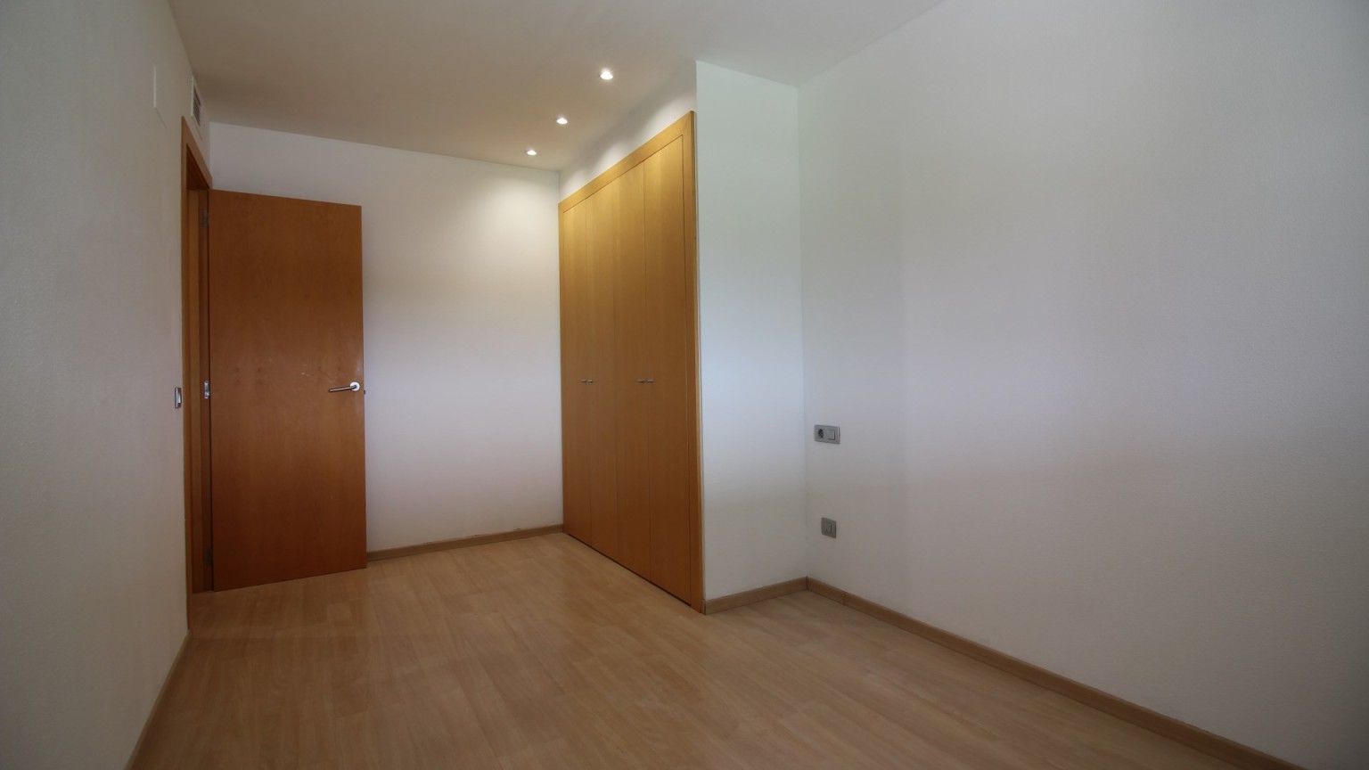Appartement à vendre, complexe résidentiel Port Gran, avec deux chambres, parking et piscine commune.