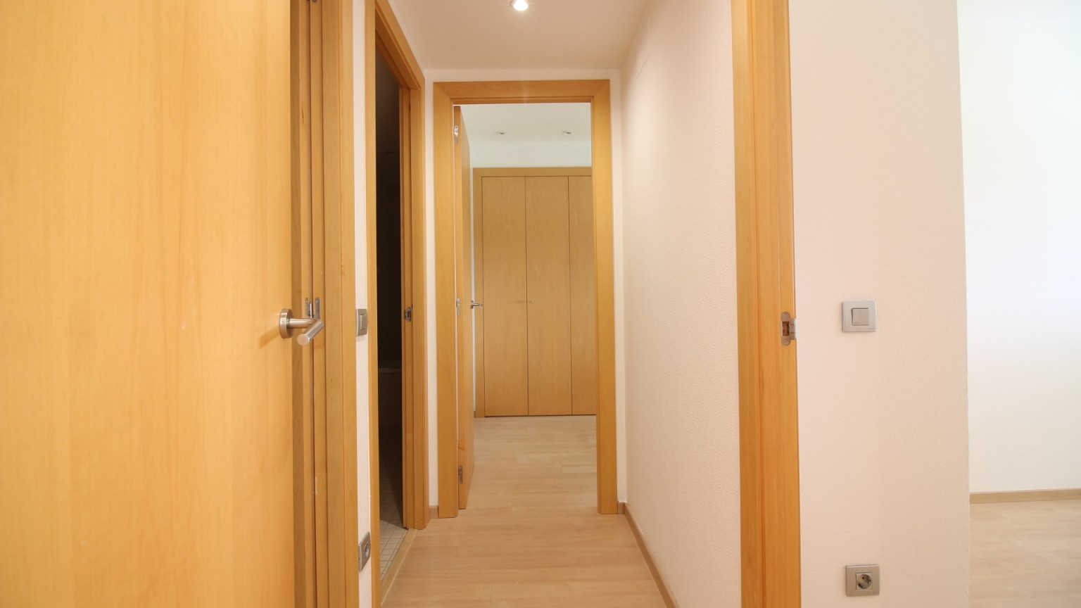 Appartement à vendre, complexe résidentiel Port Gran, avec deux chambres, parking et piscine commune.