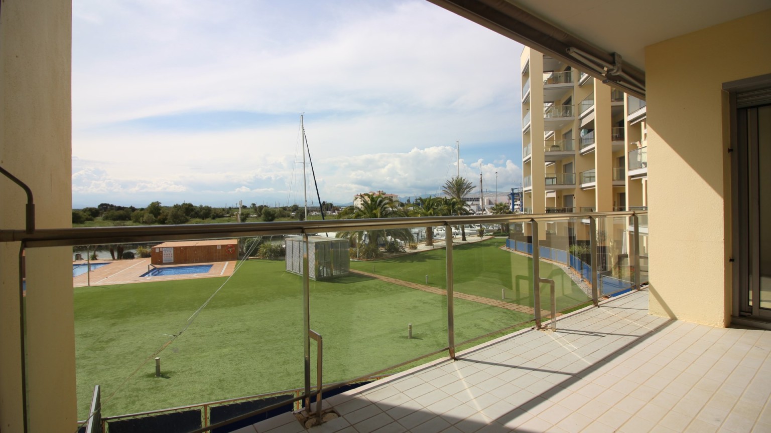 Appartement à vendre, complexe résidentiel Port Gran, avec deux chambres, parking et piscine commune.