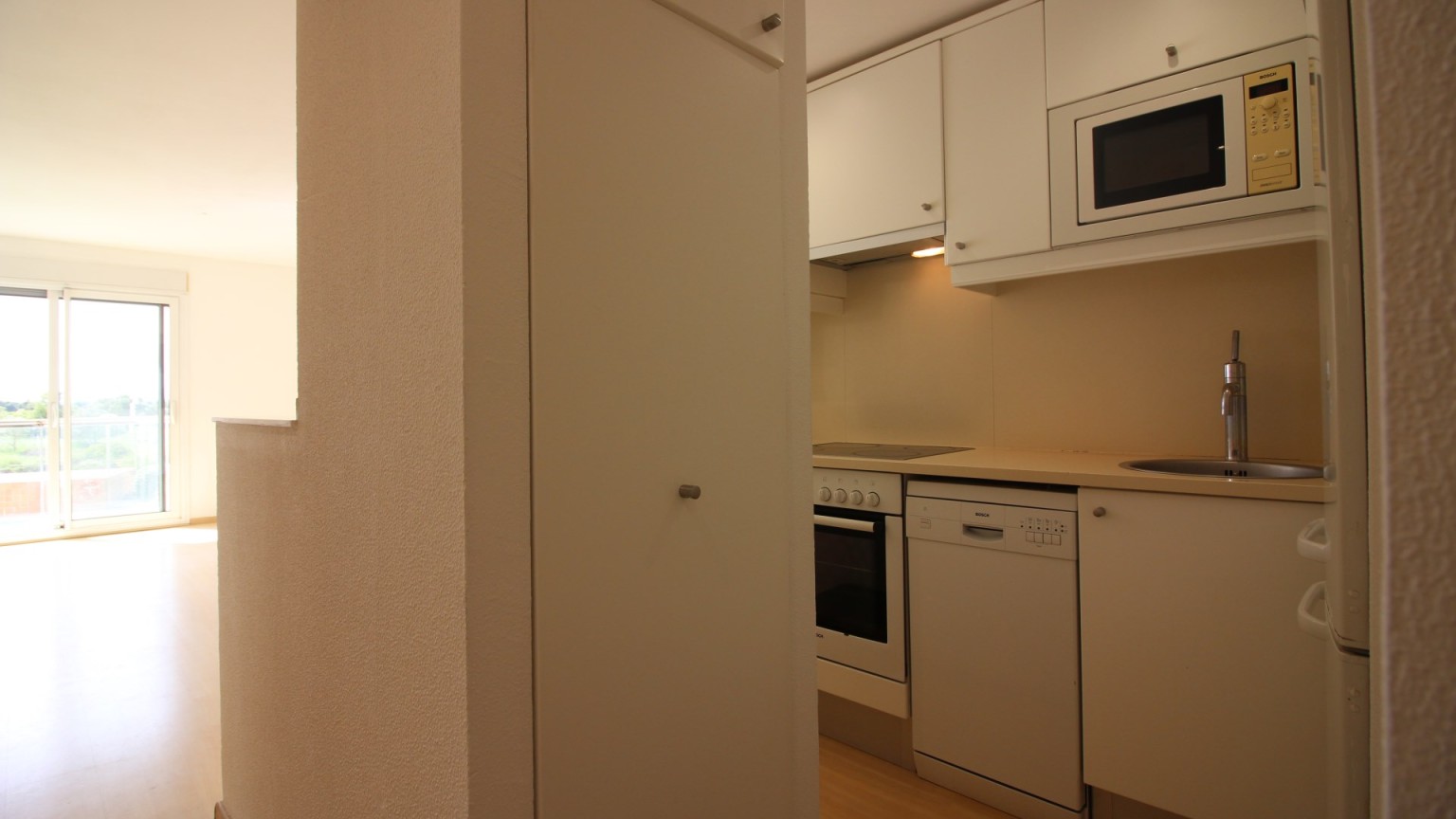 Appartement à vendre, complexe résidentiel Port Gran, avec deux chambres, parking et piscine commune.