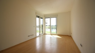 Appartement à vendre, complexe résidentiel Port Gran, avec deux chambres, parking et piscine commune.