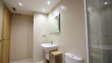 Appartement à vendre, complexe résidentiel Port Gran, avec deux chambres, parking et piscine commune.