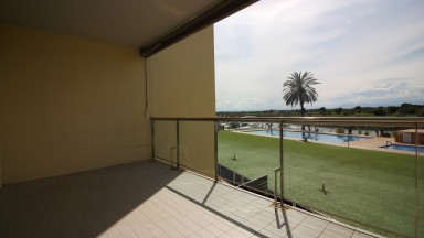 Appartement à vendre, complexe résidentiel Port Gran, avec deux chambres, parking et piscine commune.