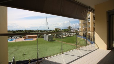 Appartement à vendre, complexe résidentiel Port Gran, avec deux chambres, parking et piscine commune.