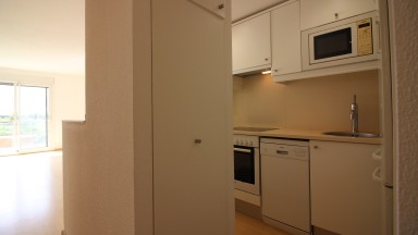 Appartement à vendre, complexe résidentiel Port Gran, avec deux chambres, parking et piscine commune.