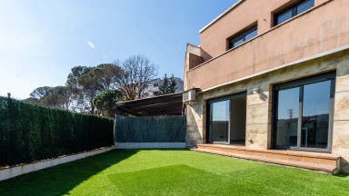 Casa adosada en venda a Sant Julià del Llor y Bonmatí