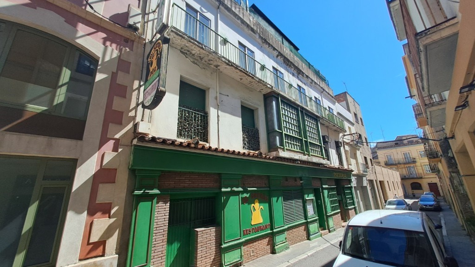 Edificio en venta, con local comercial y viviendas, a pocos metros de la Rambla, en Figueres