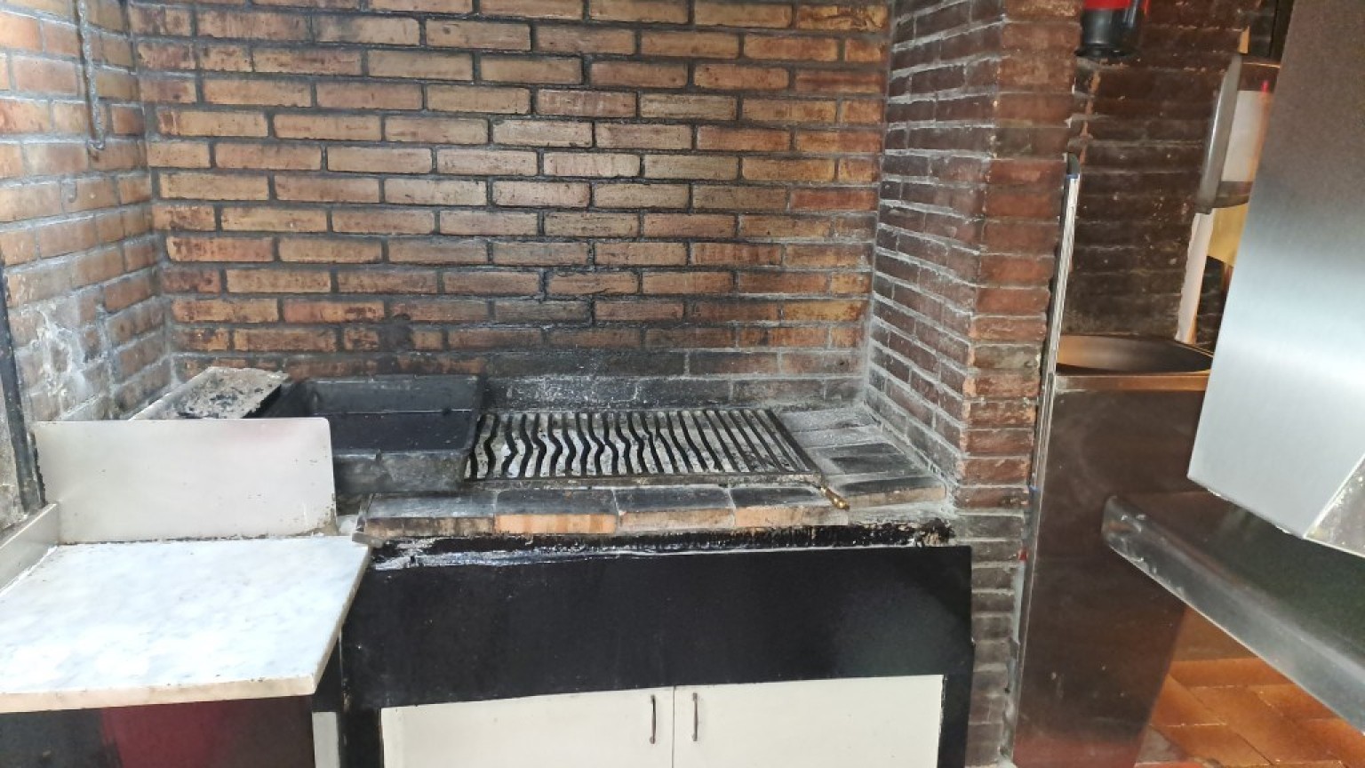 Edificio en venta, con local comercial y viviendas, a pocos metros de la Rambla, en Figueres