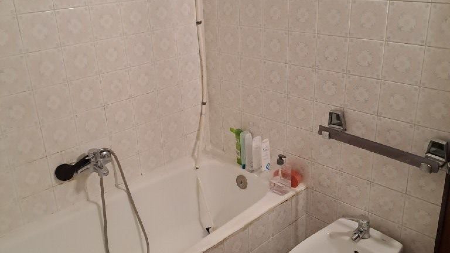 Edificio en venta, con local comercial y viviendas, a pocos metros de la Rambla, en Figueres