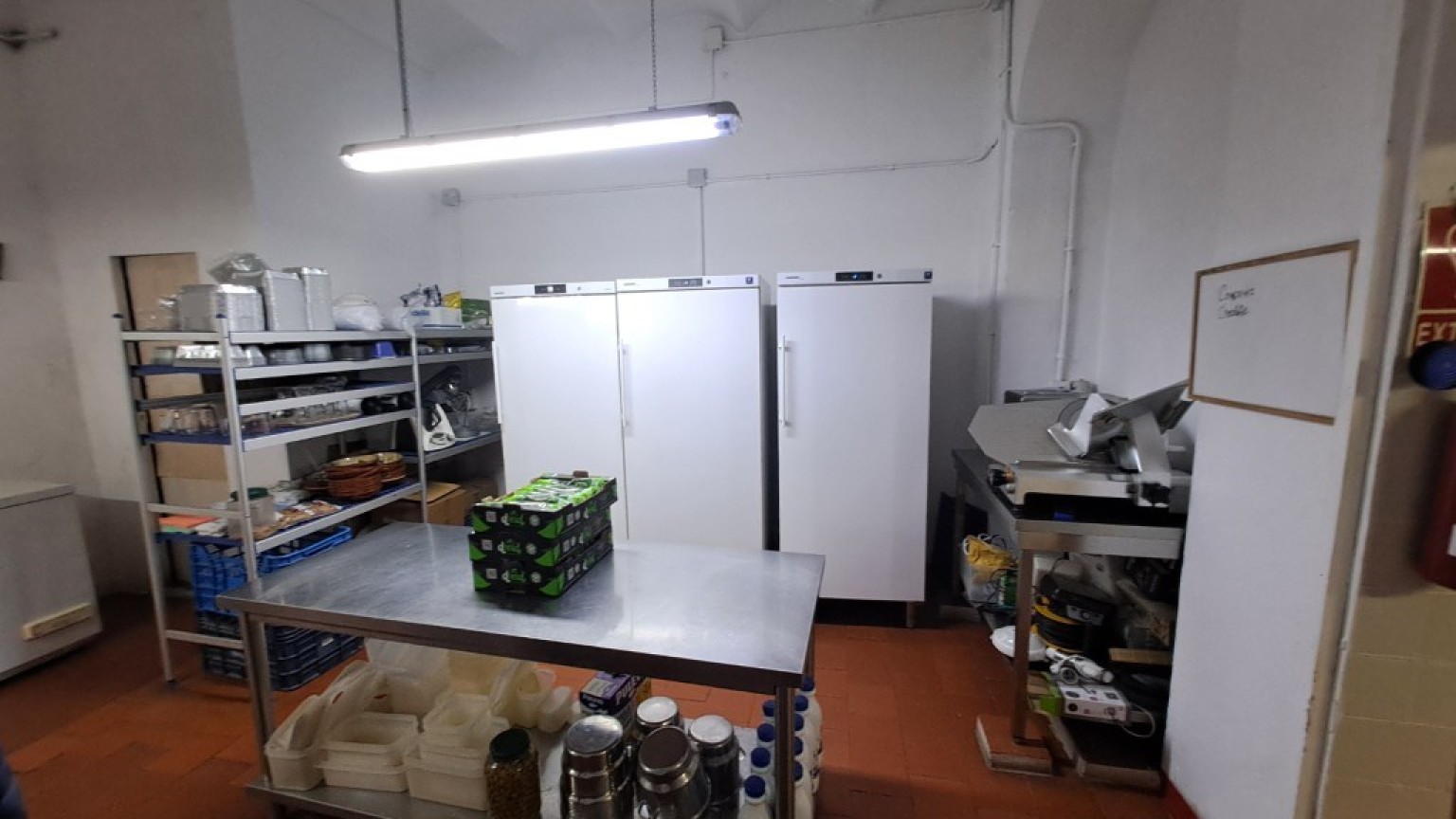 Edificio en venta, con local comercial y viviendas, a pocos metros de la Rambla, en Figueres