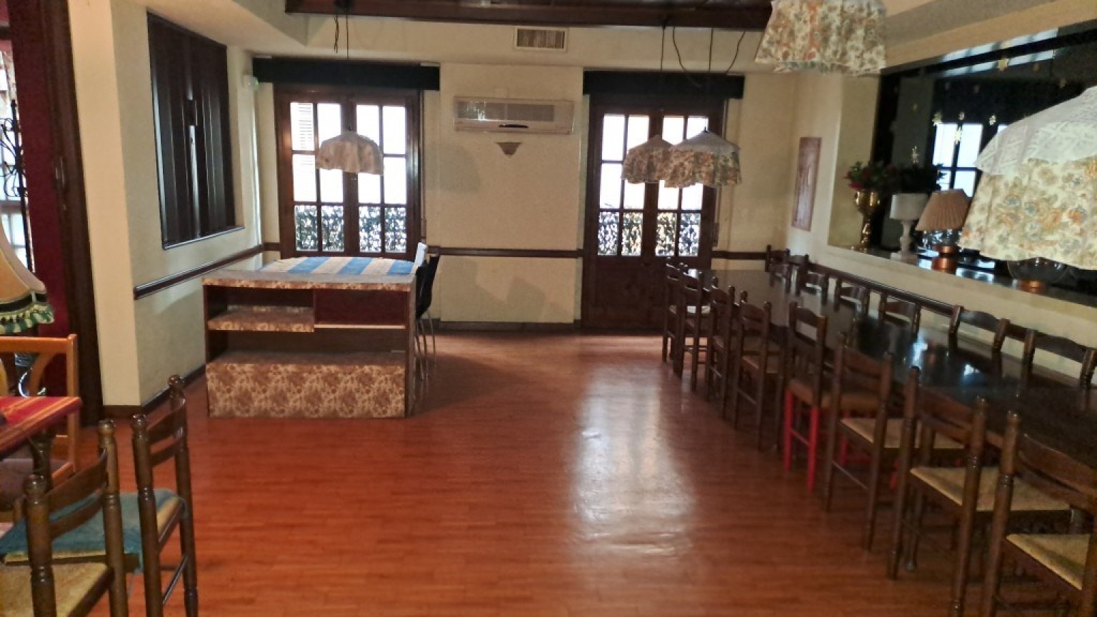 Edificio en venta, con local comercial y viviendas, a pocos metros de la Rambla, en Figueres