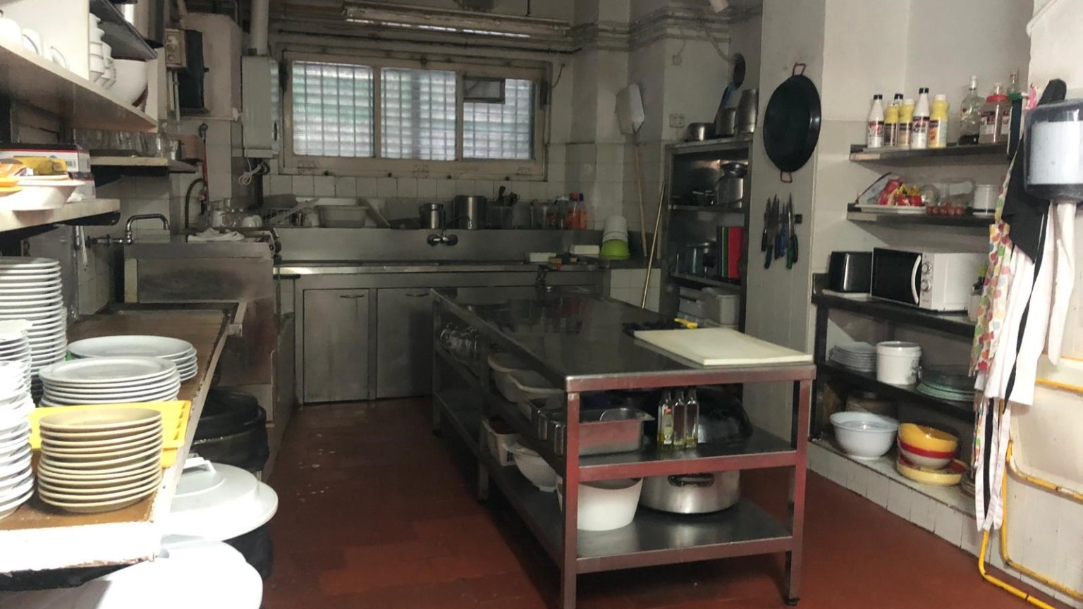 Edificio en venta, con local comercial y viviendas, a pocos metros de la Rambla, en Figueres