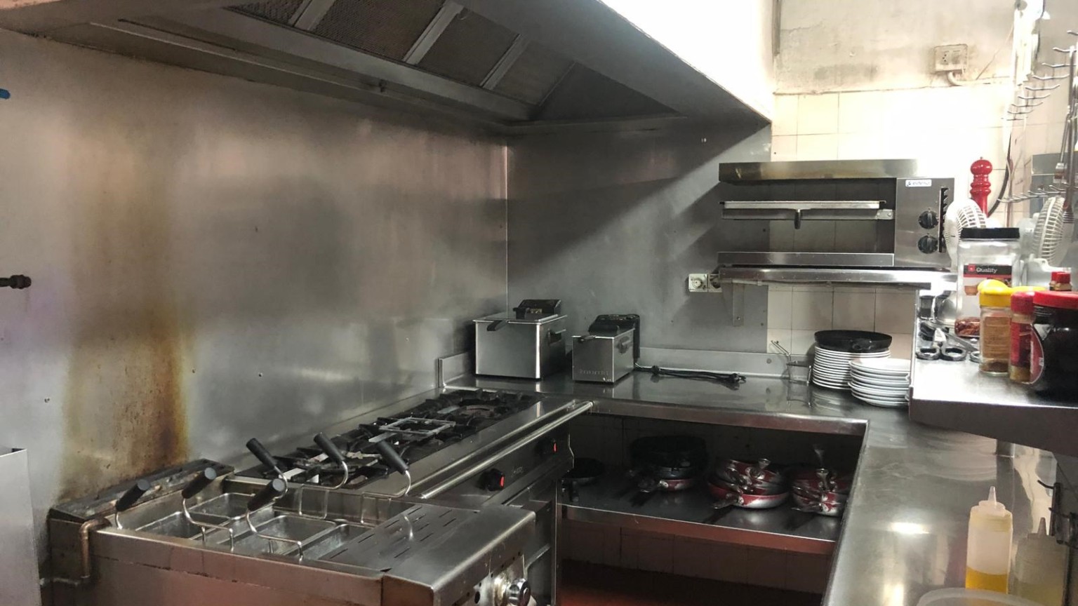 Edificio en venta, con local comercial y viviendas, a pocos metros de la Rambla, en Figueres