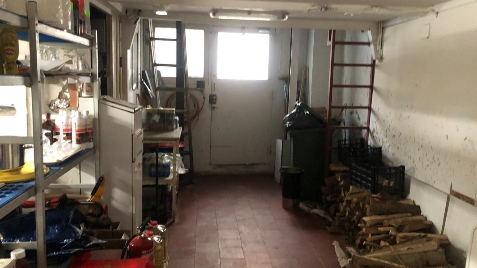 Edificio en venta, con local comercial y viviendas, a pocos metros de la Rambla, en Figueres