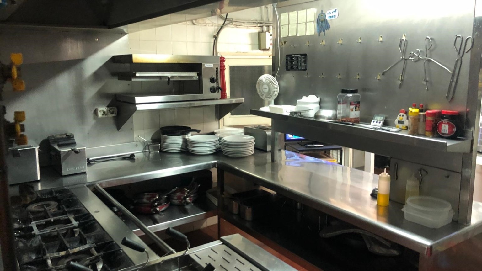Edificio en venta, con local comercial y viviendas, a pocos metros de la Rambla, en Figueres