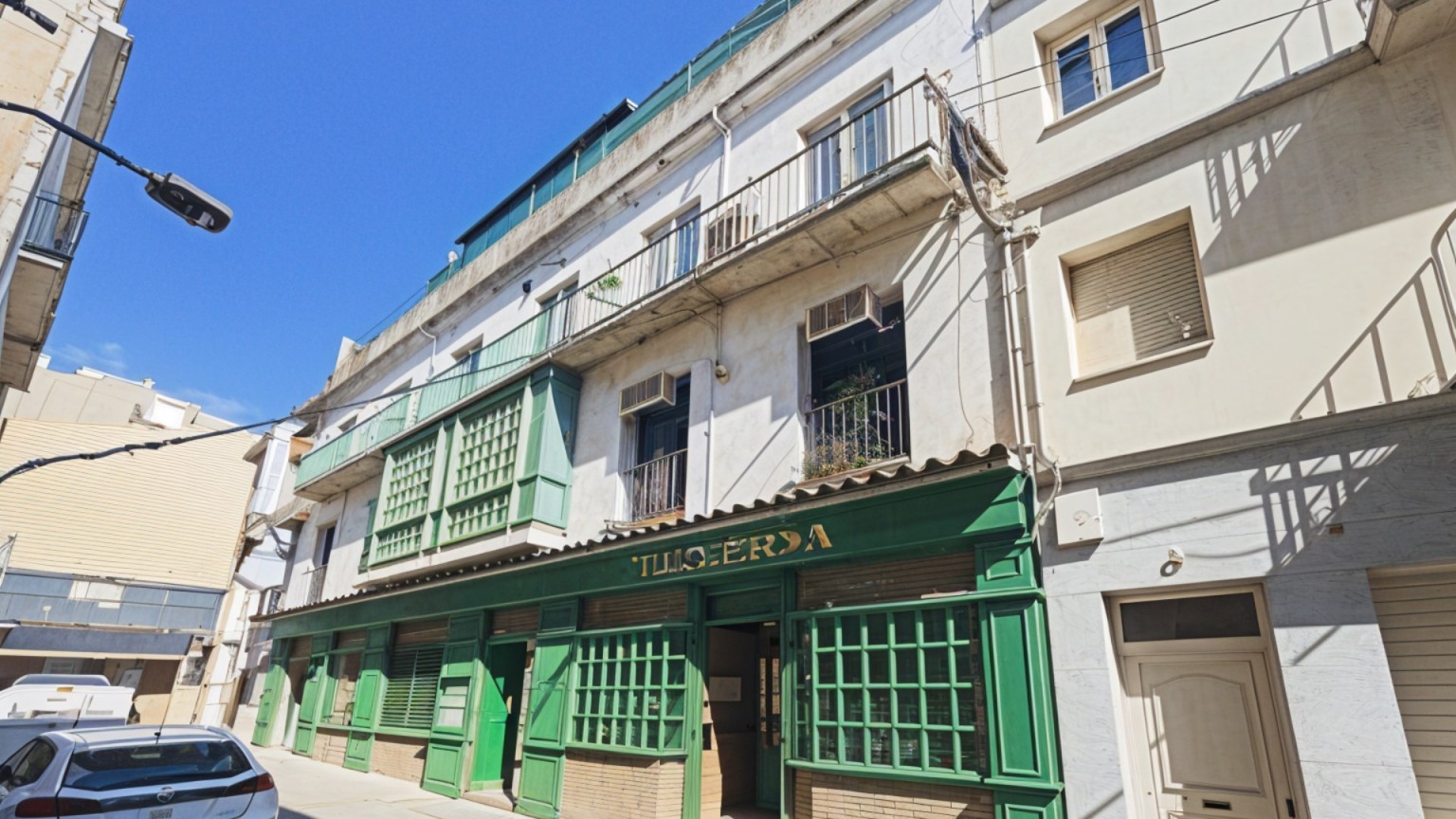 Edificio en venta, con local comercial y viviendas, a pocos metros de la Rambla, en Figueres