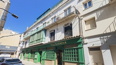 Edificio en venta, con local comercial y viviendas, a pocos metros de la Rambla, en Figueres