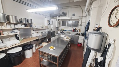 Edificio en venta, con local comercial y viviendas, a pocos metros de la Rambla, en Figueres