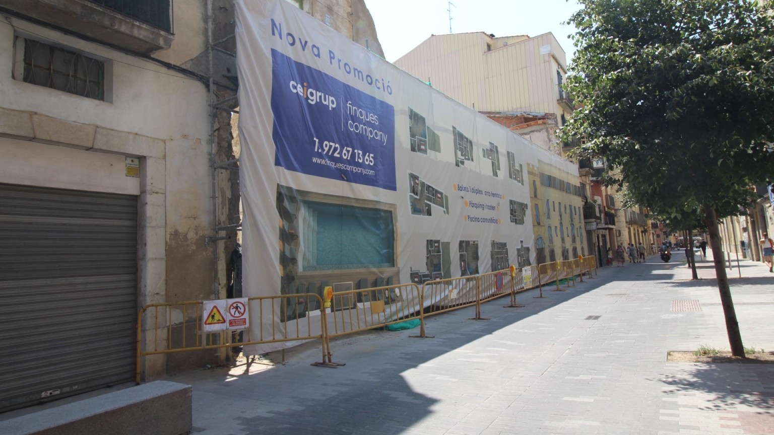Piso de obra nueva en venta, con tres habitaciones y piscina comunitaria en Figueres