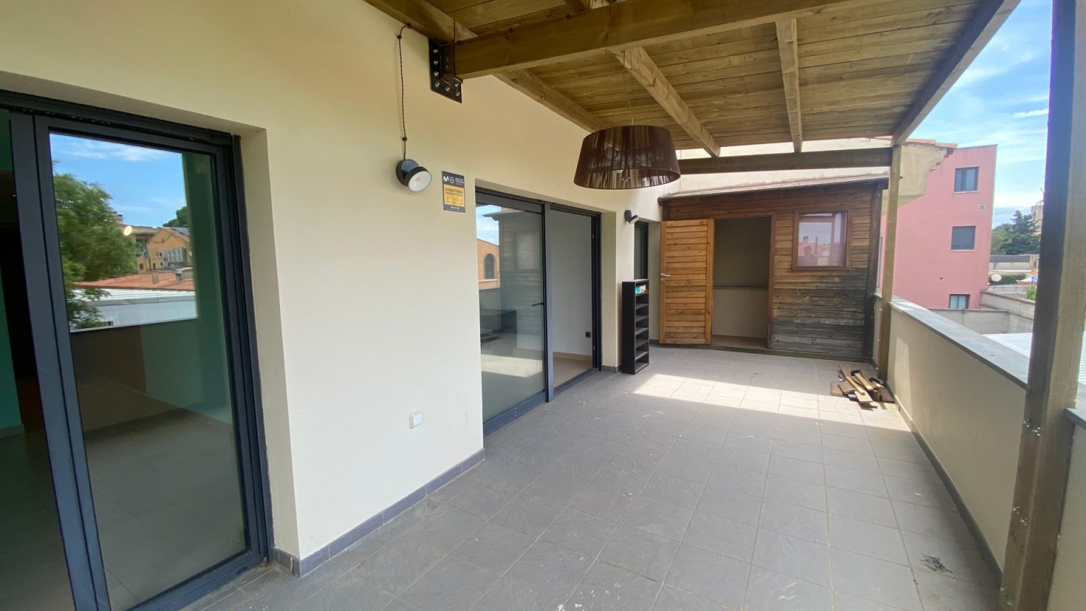 Casa adossada de dues plantes, al centre de Peralada, 3 habitacions. Amb terrassa i garatge.