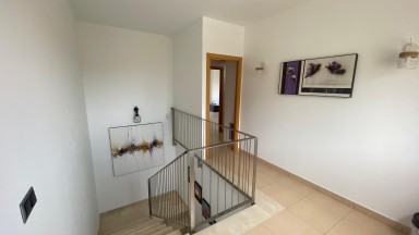 Casa adossada de dues plantes, al centre de Peralada, 3 habitacions. Amb terrassa i garatge.