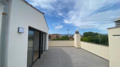 Casa adossada de dues plantes, al centre de Peralada, 3 habitacions. Amb terrassa i garatge.