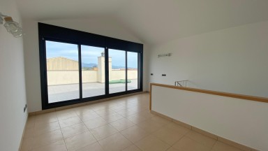 Casa adossada de dues plantes, al centre de Peralada, 3 habitacions. Amb terrassa i garatge.