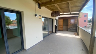 Casa adossada de dues plantes, al centre de Peralada, 3 habitacions. Amb terrassa i garatge.