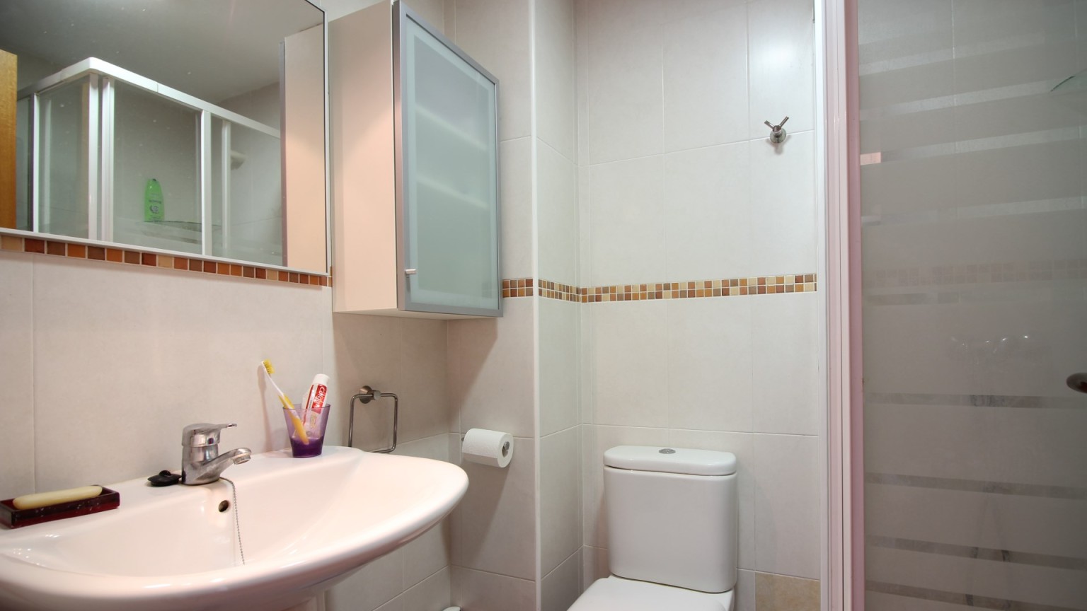 Appartement avec deux chambres, parking, débarras et piscine commune. 