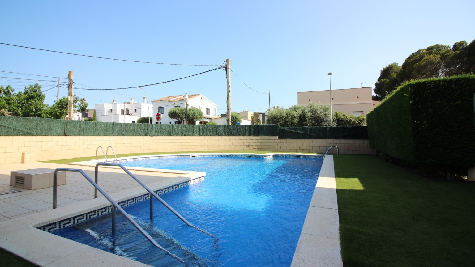 Appartement avec deux chambres, parking, débarras et piscine commune. 