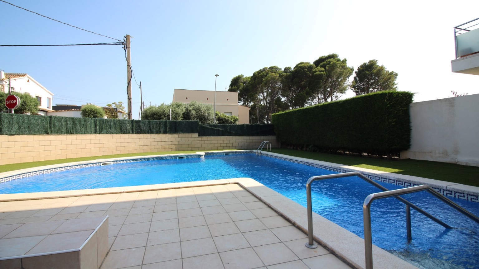 Appartement avec deux chambres, parking, débarras et piscine commune. 
