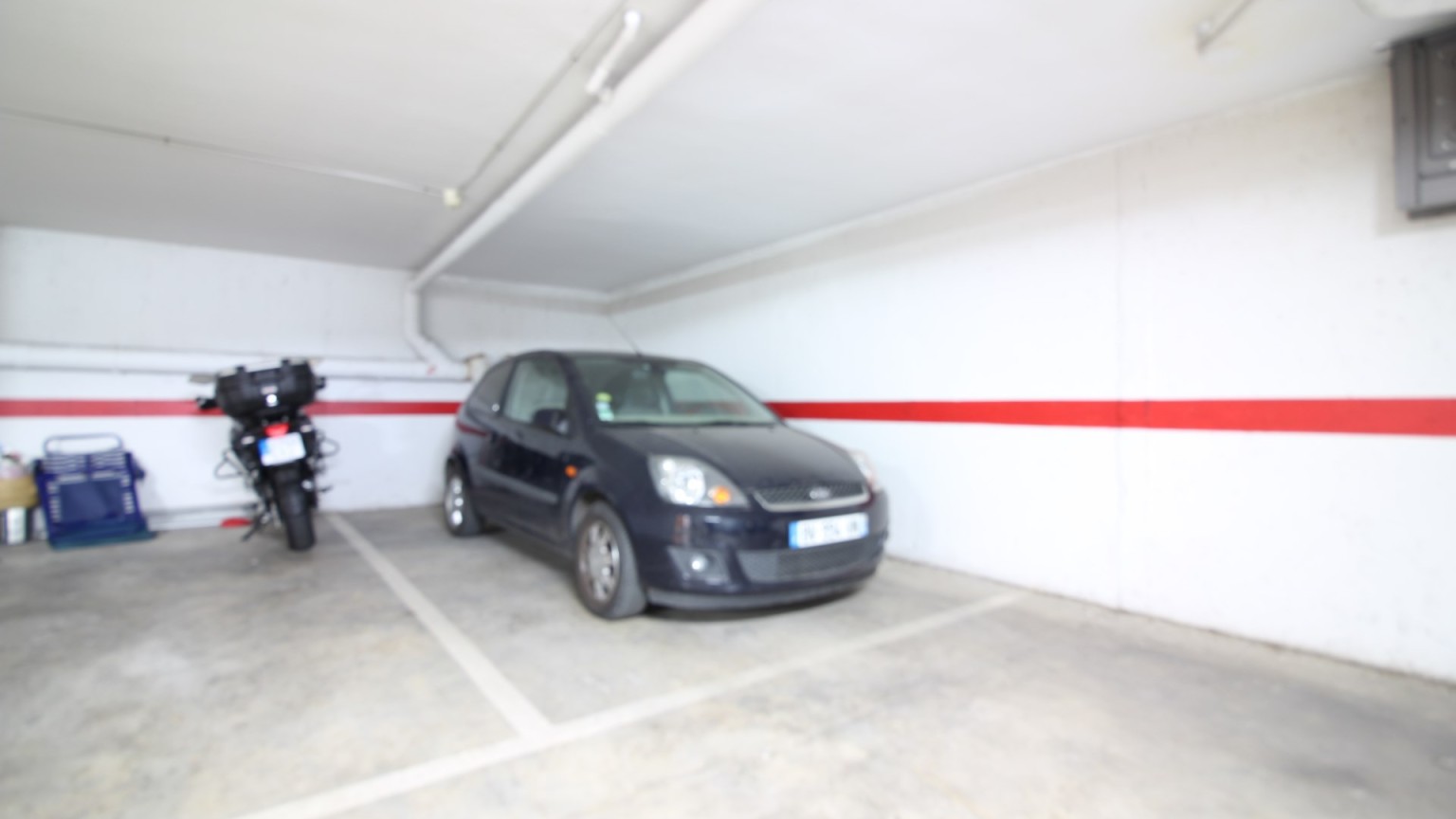 Appartement avec deux chambres, parking, débarras et piscine commune. 