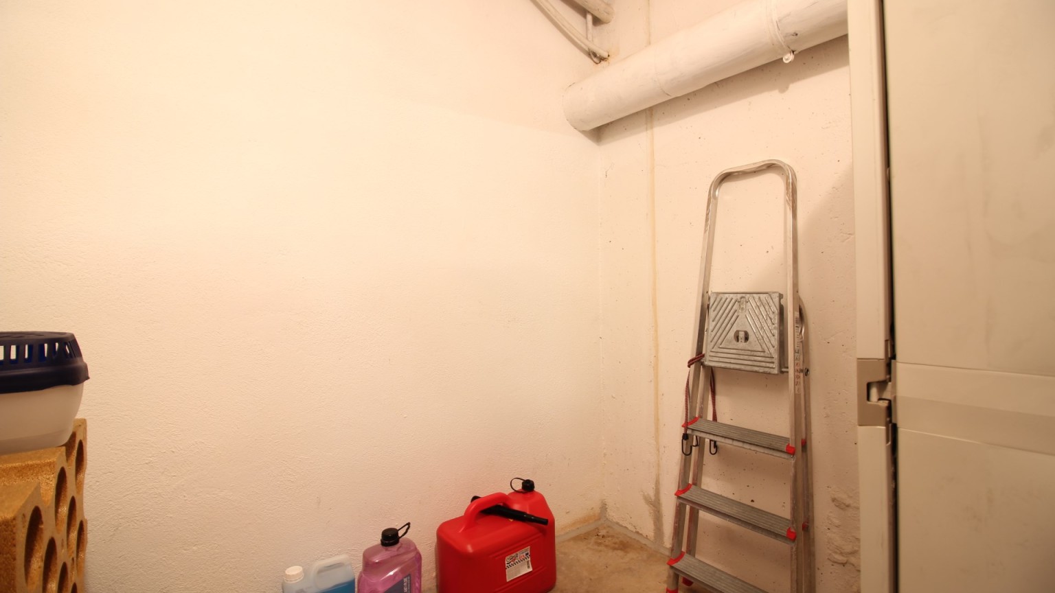 Appartement avec deux chambres, parking, débarras et piscine commune. 