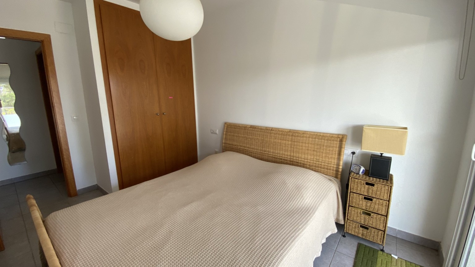 Appartement avec deux chambres, parking, débarras et piscine commune. 
