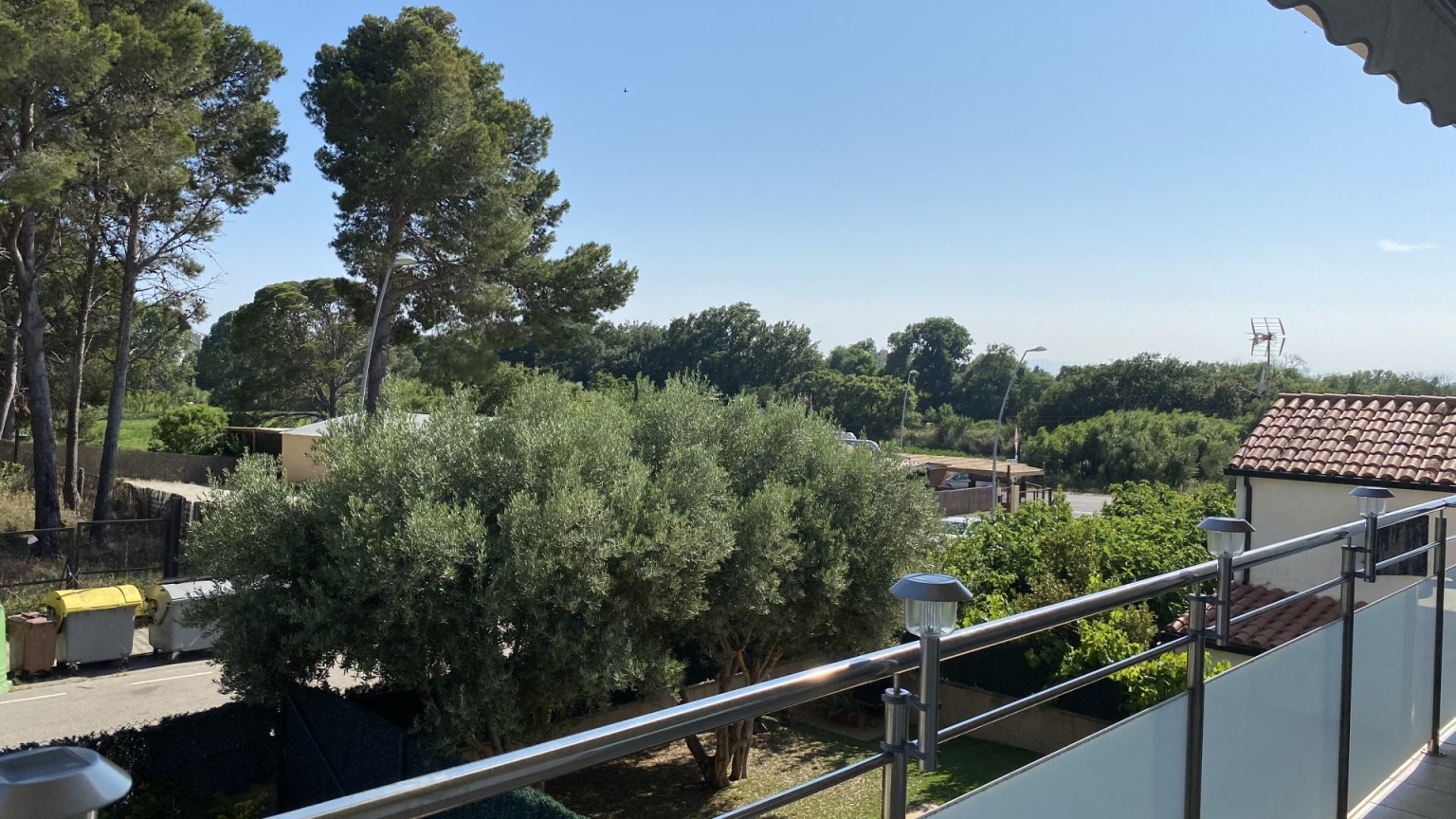 Appartement avec deux chambres, parking, débarras et piscine commune. 
