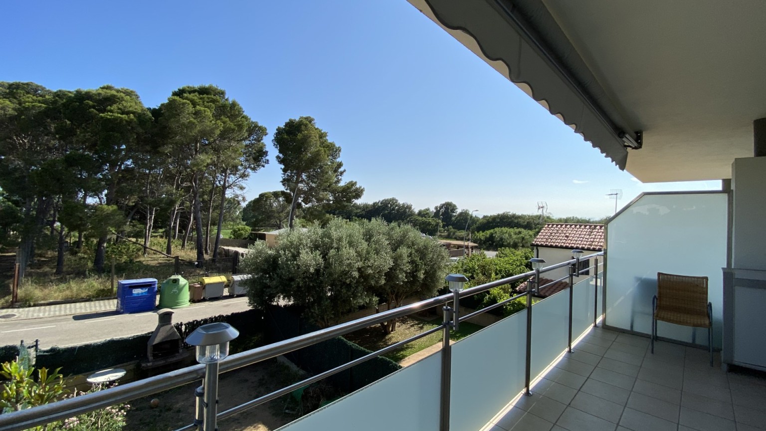 Appartement avec deux chambres, parking, débarras et piscine commune. 