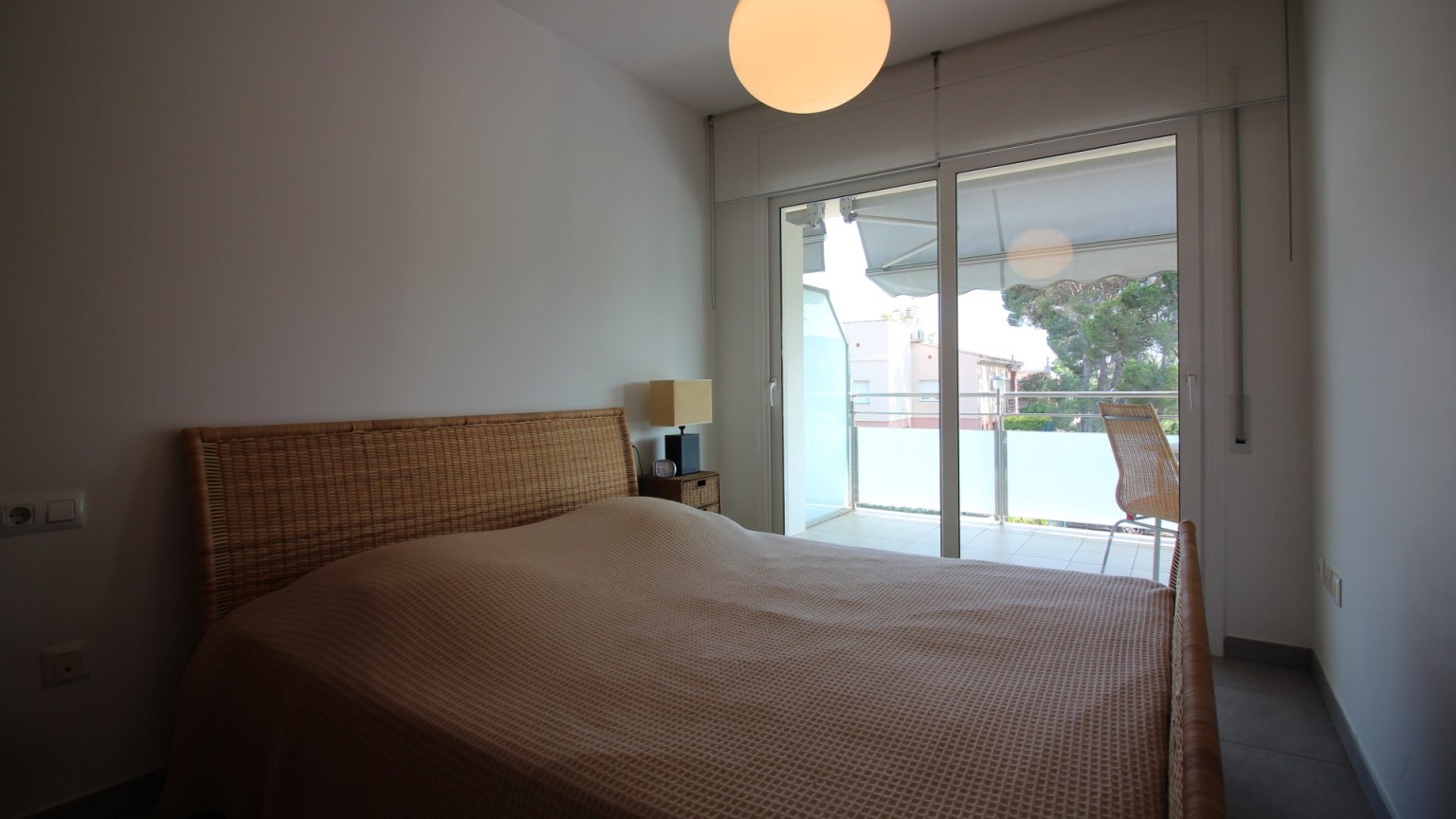 Appartement avec deux chambres, parking, débarras et piscine commune. 