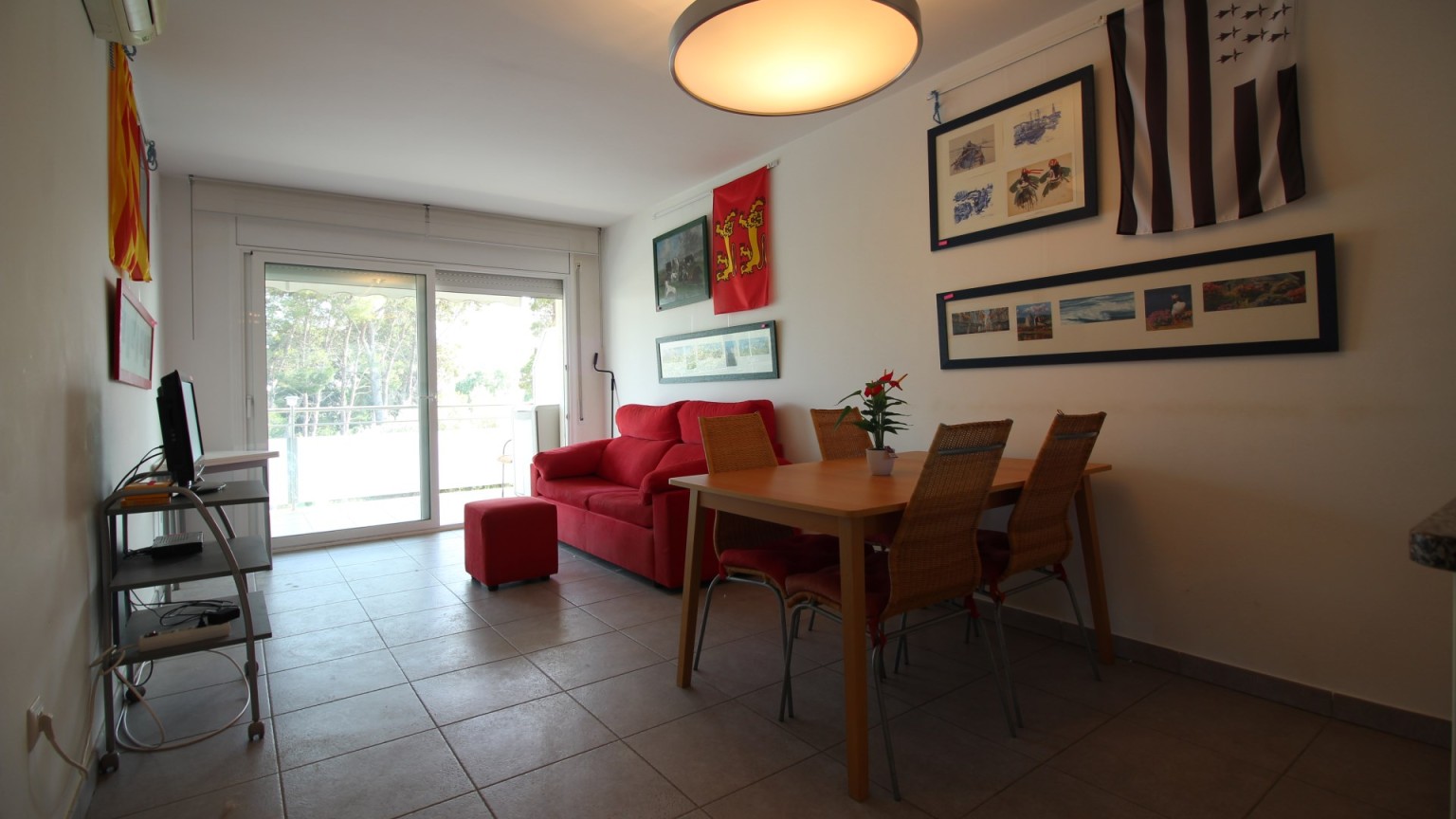 Appartement avec deux chambres, parking, débarras et piscine commune. 