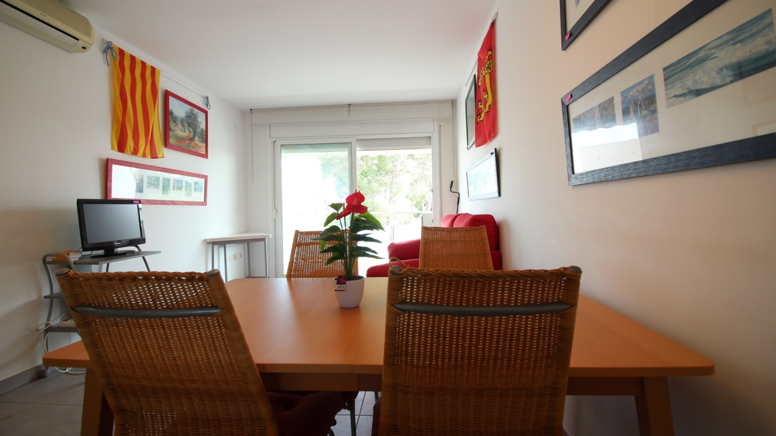 Appartement avec deux chambres, parking, débarras et piscine commune. 