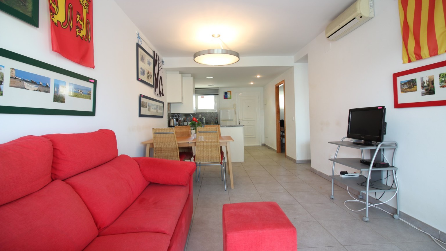 Appartement avec deux chambres, parking, débarras et piscine commune. 