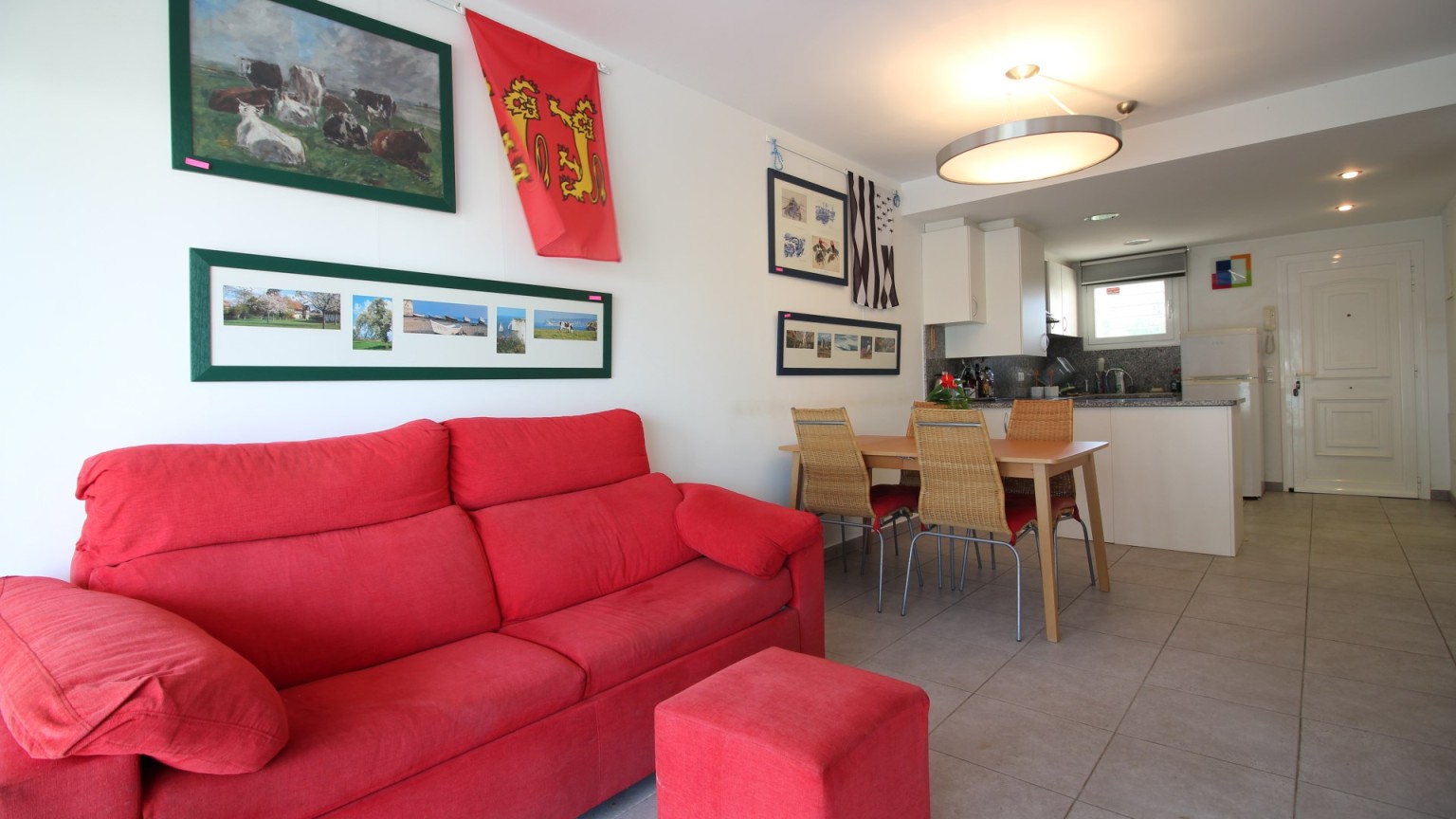 Appartement avec deux chambres, parking, débarras et piscine commune. 