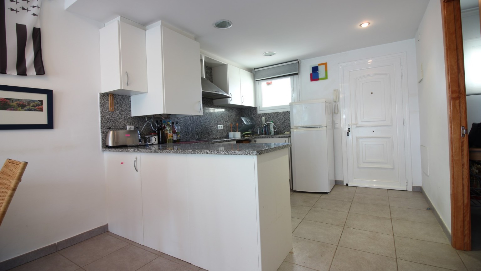 Appartement avec deux chambres, parking, débarras et piscine commune. 