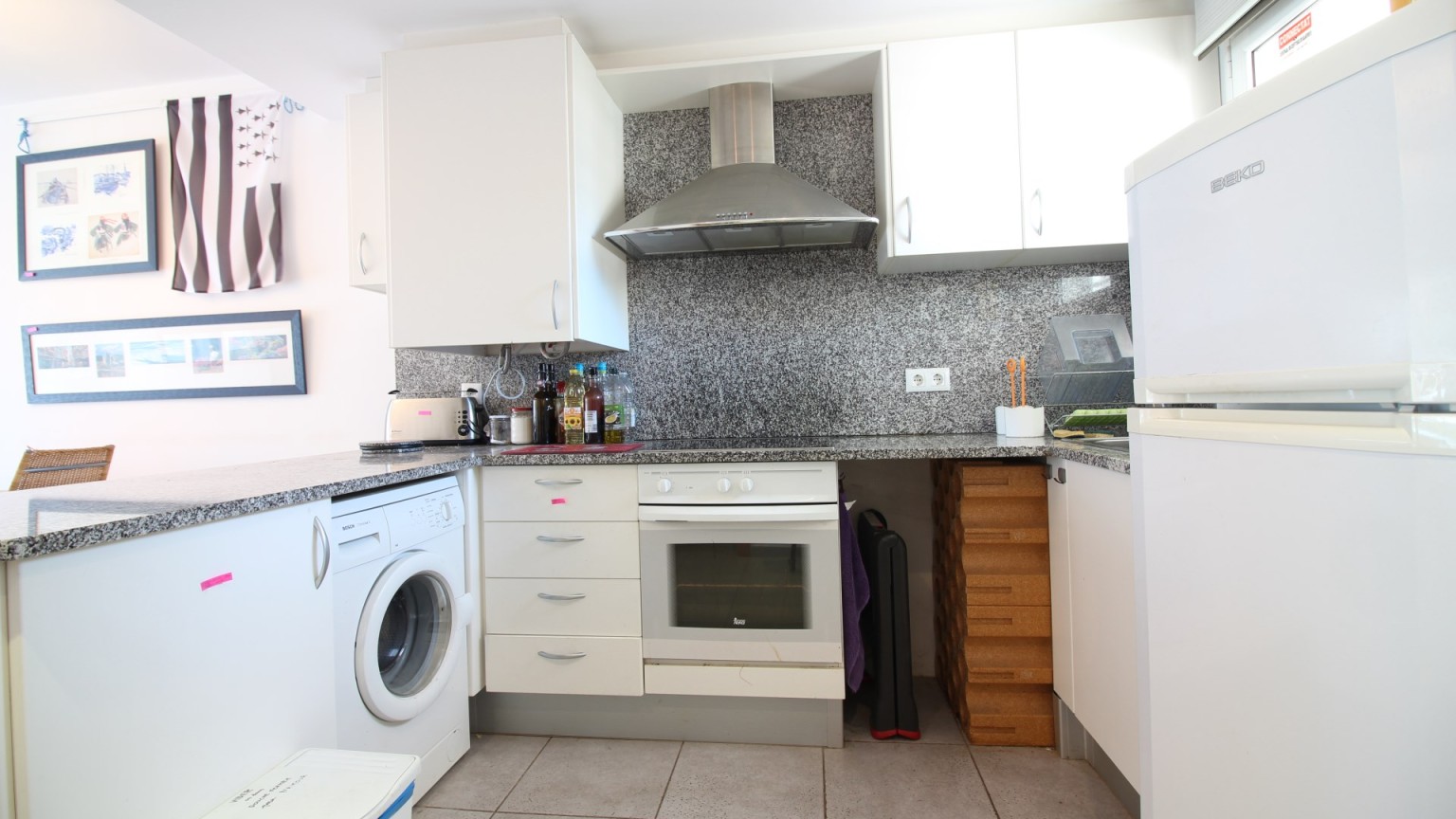 Appartement avec deux chambres, parking, débarras et piscine commune. 