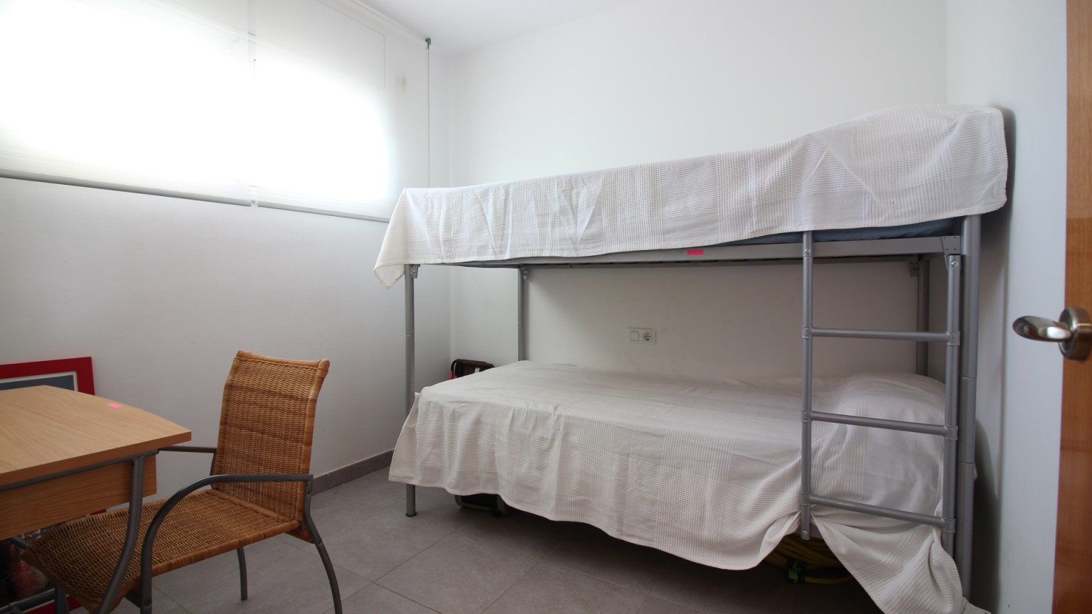 Appartement avec deux chambres, parking, débarras et piscine commune. 