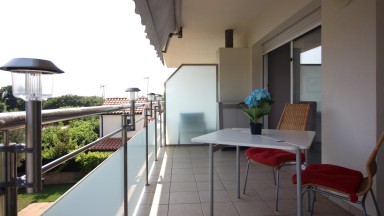 Appartement avec deux chambres, parking, débarras et piscine commune. 