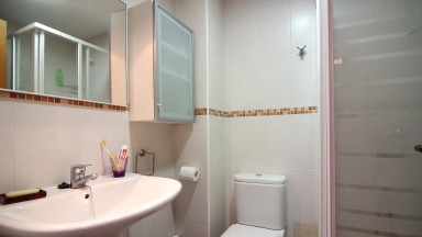 Appartement avec deux chambres, parking, débarras et piscine commune. 